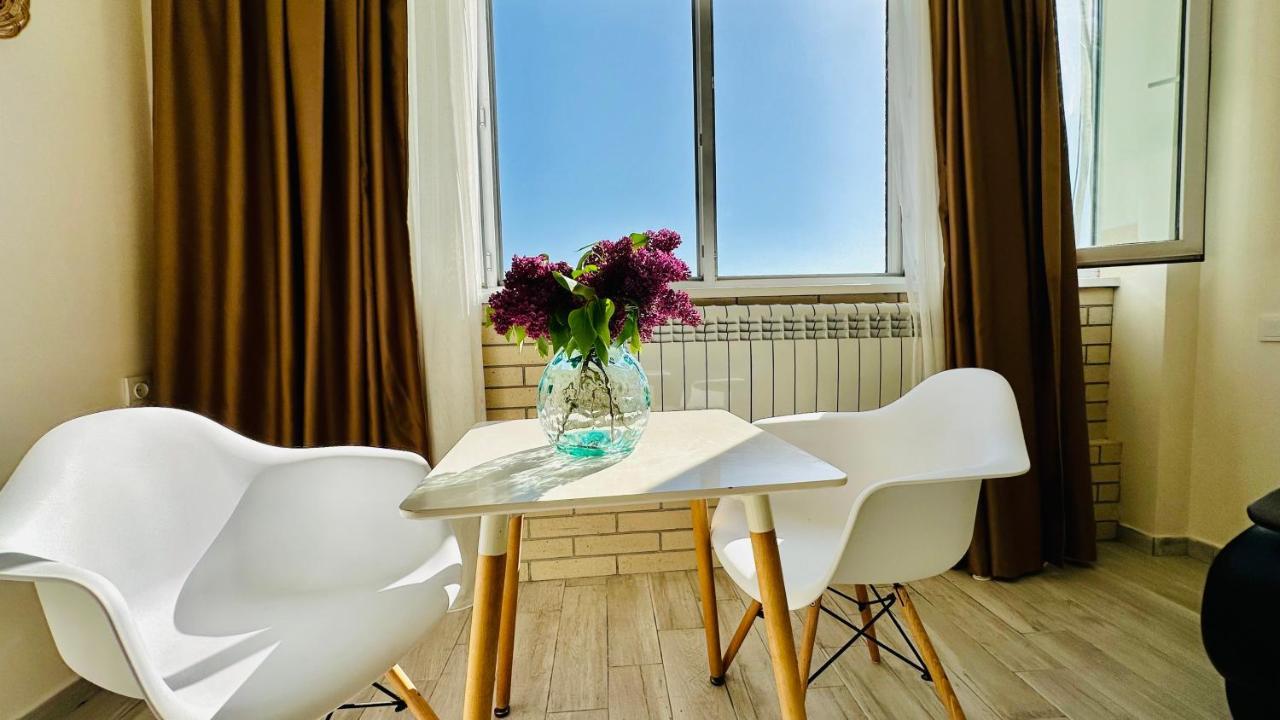 Magnolia Apartment Terrace 3 Batoemi Buitenkant foto